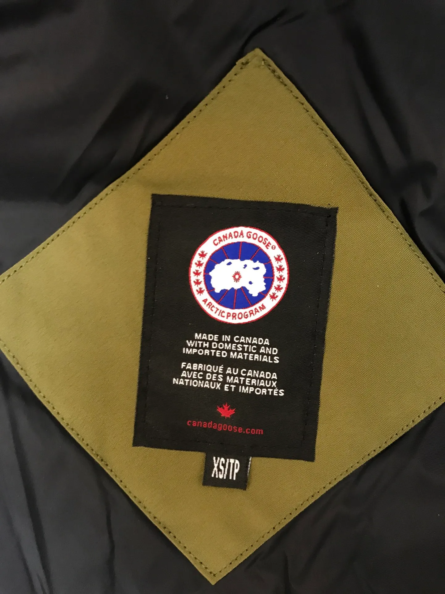 P640 Canada Goose MacMillan parka 17 styles for men and women, short style without fur collar, Arctic and Antarctic scientific expedition teams and others choose Canada Goose as their winter wear, the Rolls-Royce of down jackets. ➖ Industry-leading anti-counterfeiting chip sensing. ➖ Imported Behringer embroidery machines and customized embroidery labels, the highest level and industry leading. ➖ Imported Korean 21-count polyester-cotton blended original fabric, TC85 waterproof coated fabric, water-repellent, windproof and wear-resistant. ➖ The new national standard 80 white duck down is filled with an average of 520 grams of down. The amount of down filled is industry-leading. ➖ 100% nylon lining with double double-layer sealing design to prevent velvet running, and seamless thread design on the cuffs! ➖ Western Canadian Green Wolf Collar. ➖ Yoshida YKK provides original factory-customized electroplated sliders. YKK two-way lockable zippers are tight and smooth and do not peel off paint. ➖ 3M composite Velcro is durable and the accessories and hardware are all custom-made. Note: Our copywriting is only simple and clear. Instead of bragging about the copywriting, it is better to compare and understand with samples. Only for the purest goose, the most dedicated, the most professional, the highest quality, the highest cost performance! Color: green gray red off-white navy black SIZE: S-XXL [with size chart]